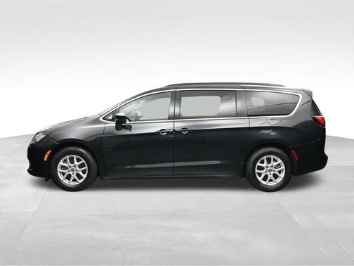 Brilliant Black Crystal Pearlcoat 2021 Chrysler Voyager LXI
