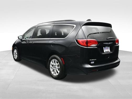 Brilliant Black Crystal Pearlcoat 2021 Chrysler Voyager LXI