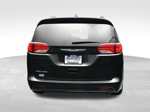 Brilliant Black Crystal Pearlcoat 2021 Chrysler Voyager LXI