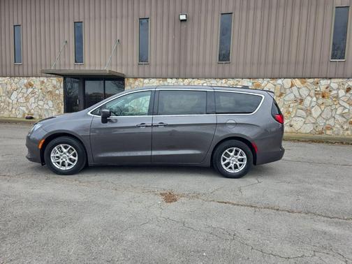 Granite Crystal Metallic Clearcoat 2023 Chrysler Voyager LX