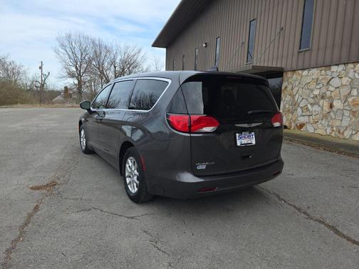 Granite Crystal Metallic Clearcoat 2023 Chrysler Voyager LX