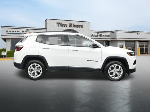 Bright White Clearcoat 2024 Jeep Compass Latitude