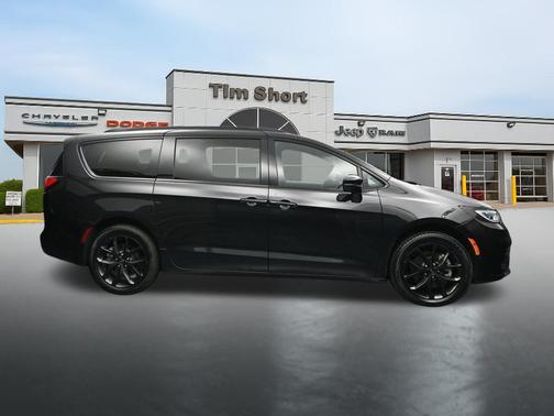 Brilliant Black Crystal Pearlcoat 2023 Chrysler Pacifica Touring L