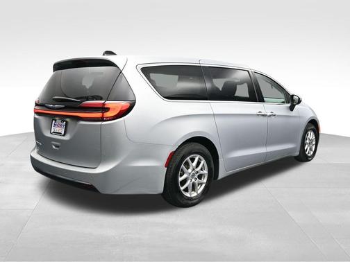 Silver Mist Clearcoat 2023 Chrysler Pacifica Touring L