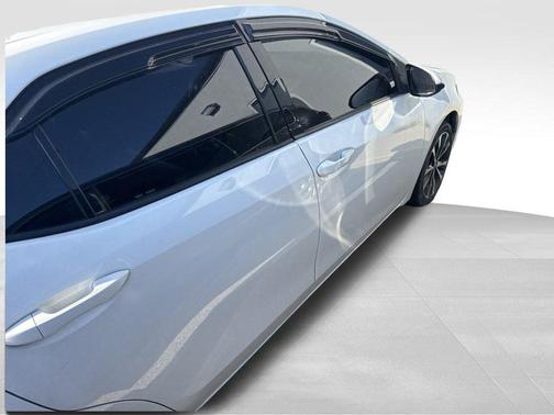Super White 2017 Toyota Corolla SE