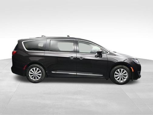 Dark Cordovan Pearlcoat 2018 Chrysler Pacifica Touring-L