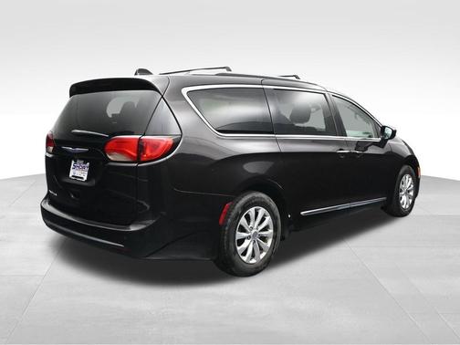 Dark Cordovan Pearlcoat 2018 Chrysler Pacifica Touring-L
