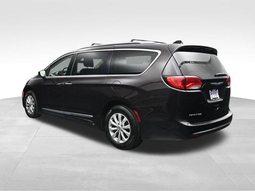 Dark Cordovan Pearlcoat 2018 Chrysler Pacifica Touring-L