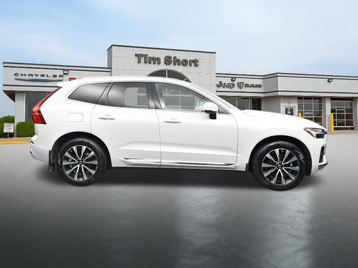 Crystal White Metallic 2023 Volvo XC60 B5 Plus Bright Theme