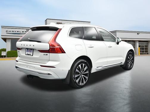 Crystal White Metallic 2023 Volvo XC60 B5 Plus Bright Theme