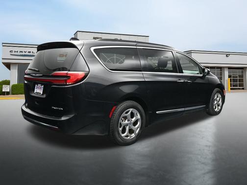 Brilliant Black Crystal Pearlcoat 2023 Chrysler Pacifica Limited