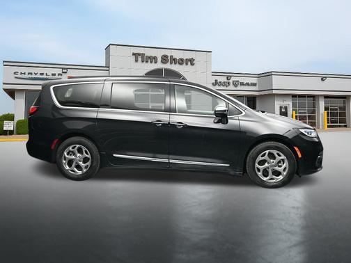 Brilliant Black Crystal Pearlcoat 2023 Chrysler Pacifica Limited