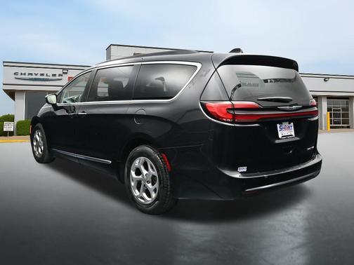 Brilliant Black Crystal Pearlcoat 2023 Chrysler Pacifica Limited