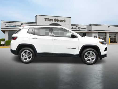 Bright White Clearcoat 2024 Jeep Compass Latitude