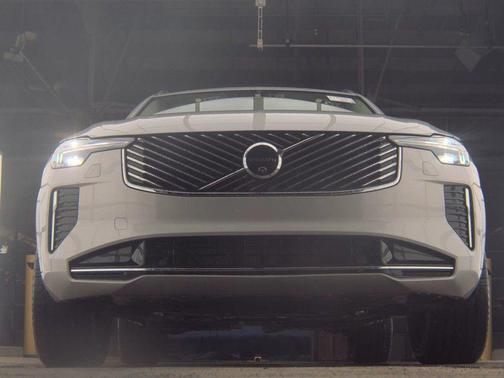 2025 Volvo XC90 B6 Plus 7-Seater