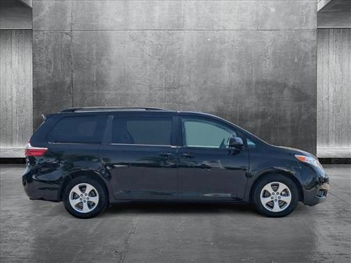 2017 Toyota Sienna LE