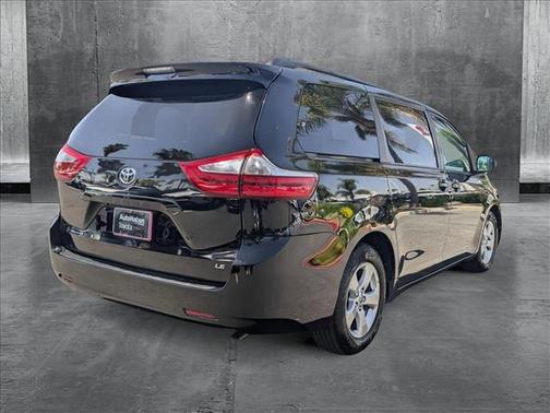 2017 Toyota Sienna LE