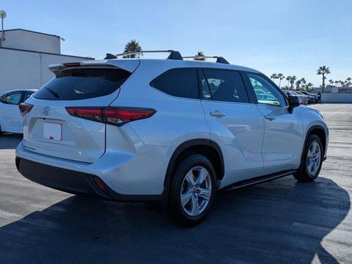 2022 Toyota Highlander LE