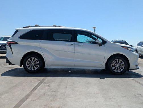 2021 Toyota Sienna XLE 8 Passenger