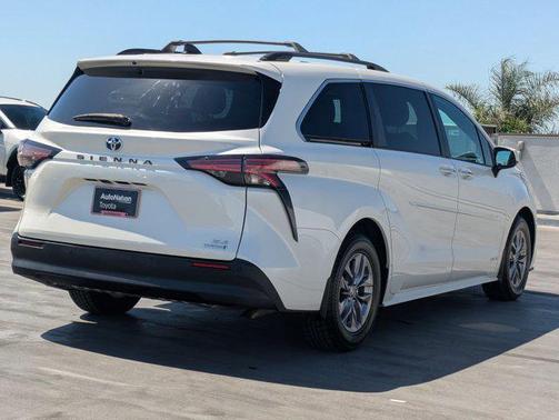 2021 Toyota Sienna XLE 8 Passenger