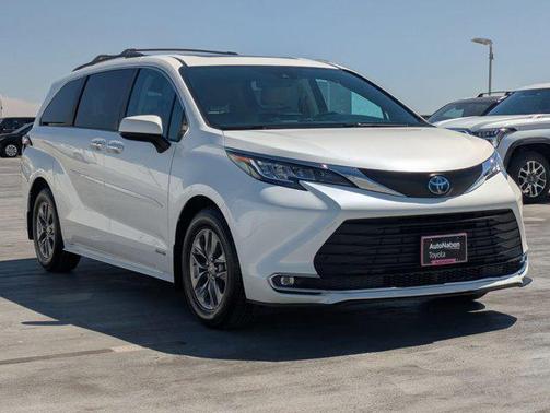 2021 Toyota Sienna XLE 8 Passenger