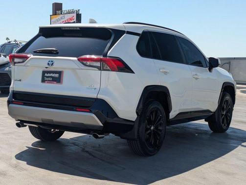 2022 Toyota RAV4 Hybrid SE