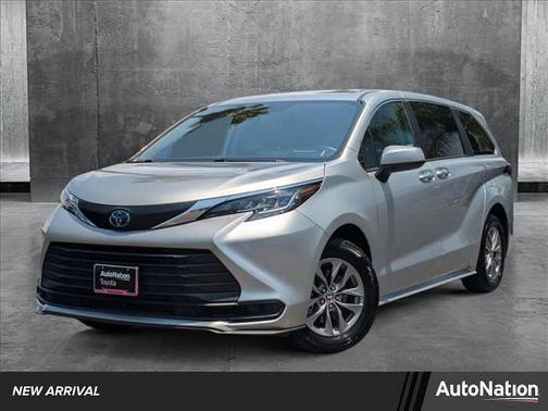 2023 Toyota Sienna LE