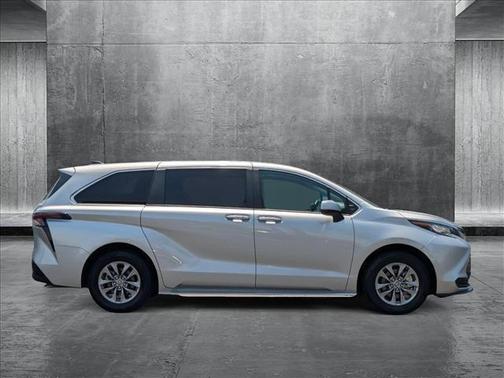 2023 Toyota Sienna LE