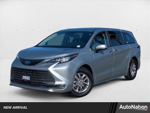 2022 Toyota Sienna XLE 8 Passenger