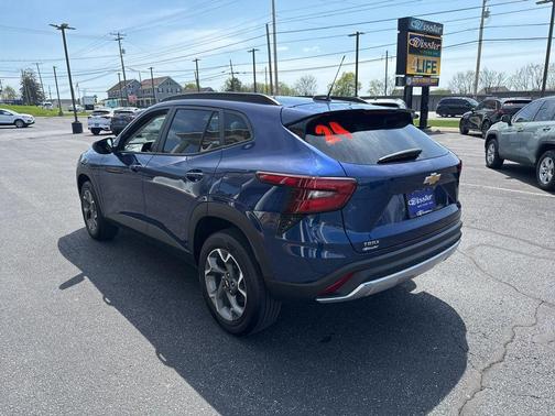Blue Glow Metallic 2024 Chevrolet Trax LT