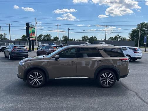 2025 Nissan Pathfinder Platinum