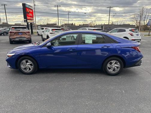 2024 Hyundai ELANTRA SE