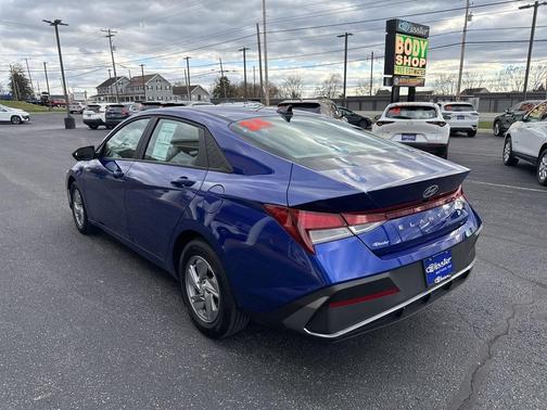 2024 Hyundai ELANTRA SE