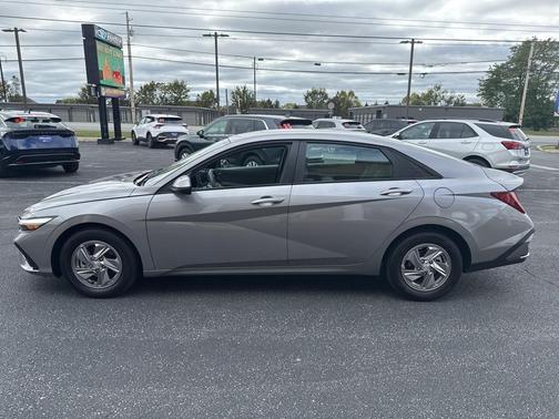 2025 Hyundai ELANTRA SE