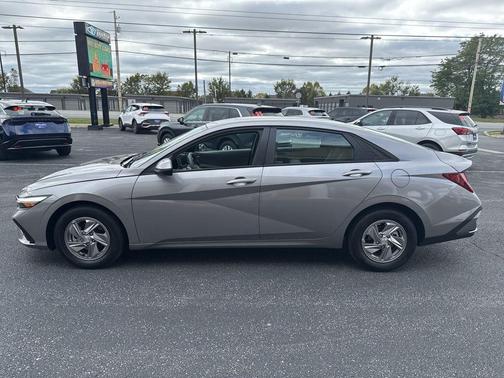 2025 Hyundai ELANTRA SE