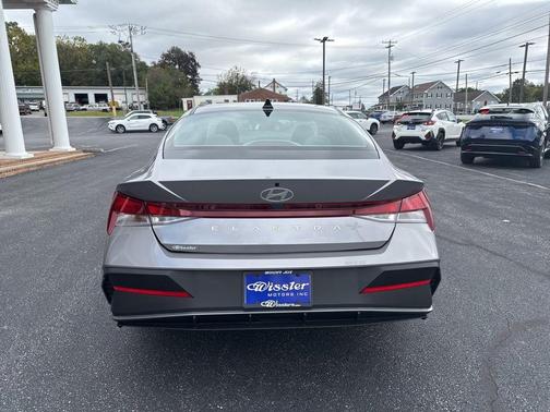 2025 Hyundai ELANTRA SE