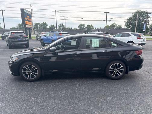 Deep Black Pearl Effect 2025 Volkswagen Jetta 1.5T Sport