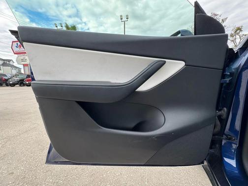 2022 Tesla Model Y Long Range Dual Motor All-Wheel Drive