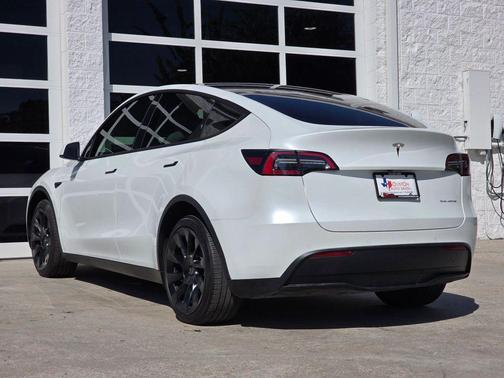 2022 Tesla Model Y Long Range Dual Motor All-Wheel Drive