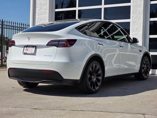 2022 Tesla Model Y Long Range Dual Motor All-Wheel Drive