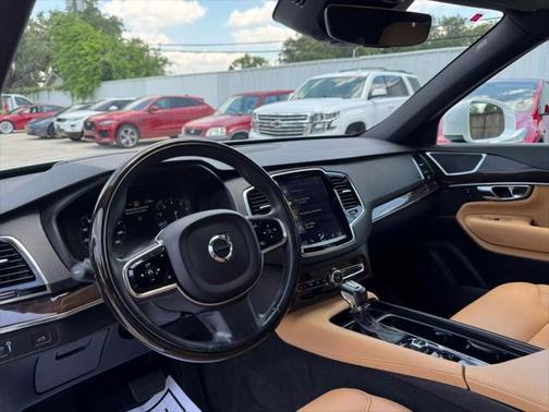 2016 Volvo XC90 T6 Momentum