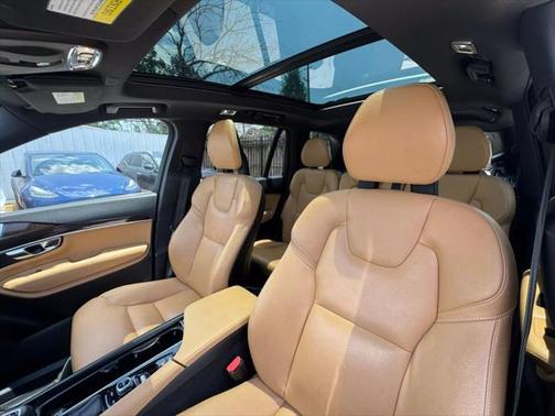 2016 Volvo XC90 T6 Momentum