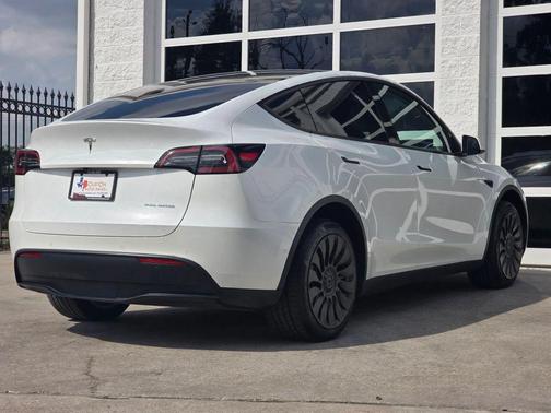 2022 Tesla Model Y Long Range Dual Motor All-Wheel Drive