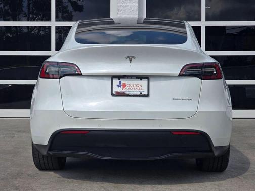 2022 Tesla Model Y Long Range Dual Motor All-Wheel Drive