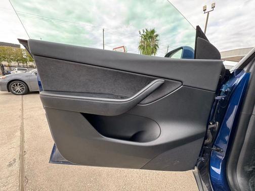 2022 Tesla Model Y Long Range Dual Motor All-Wheel Drive