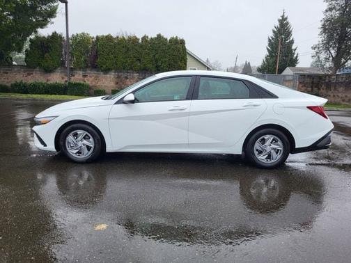 2024 Hyundai ELANTRA SE
