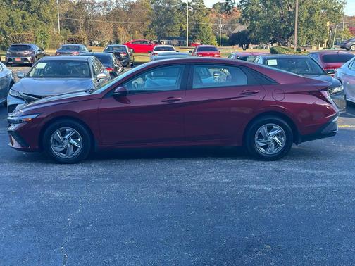 2024 Hyundai ELANTRA SE