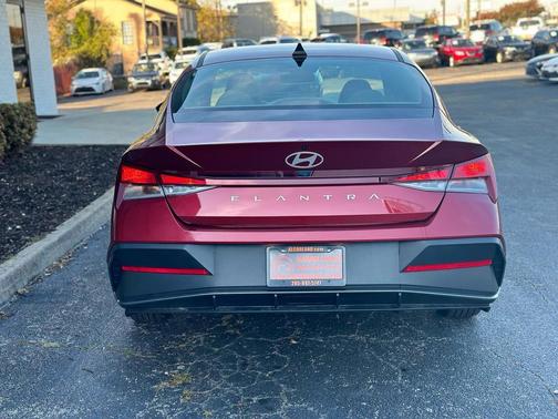 2024 Hyundai ELANTRA SE