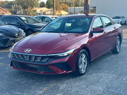 2024 Hyundai ELANTRA SE