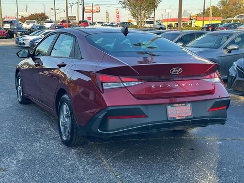 2024 Hyundai ELANTRA SE